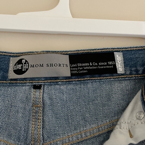 Levi’s Silver Tab Light Wash High Rise Mom Shorts - Picture 4 of 5
